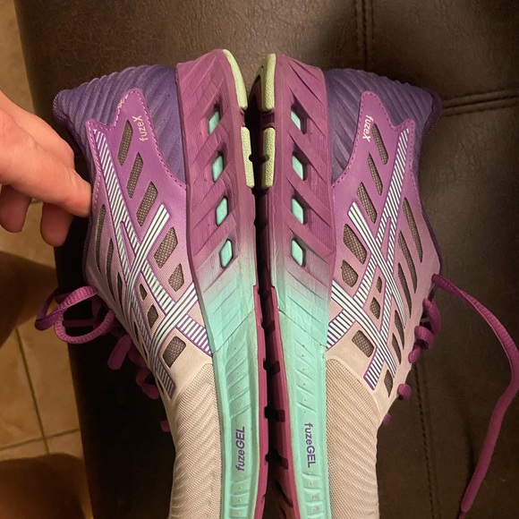 ASICS - Picture 2 of 3